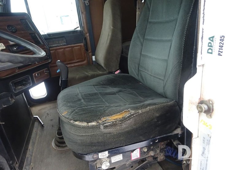 1994-freightliner-fld120-image-86