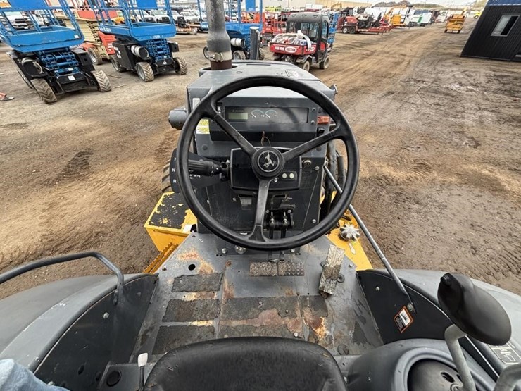 2017-deere-210l-image-33