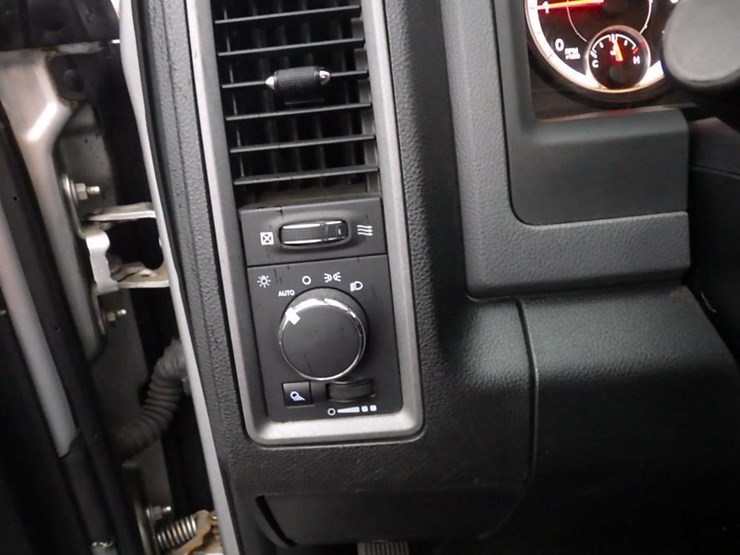 2014-dodge-3500-image-39