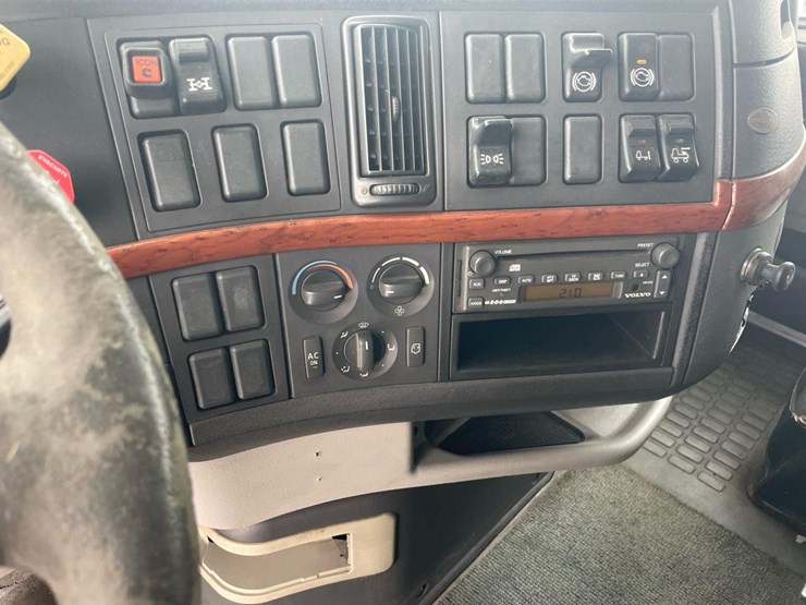#149-•-2004-volvo-sleeper-semi-truck-image-37