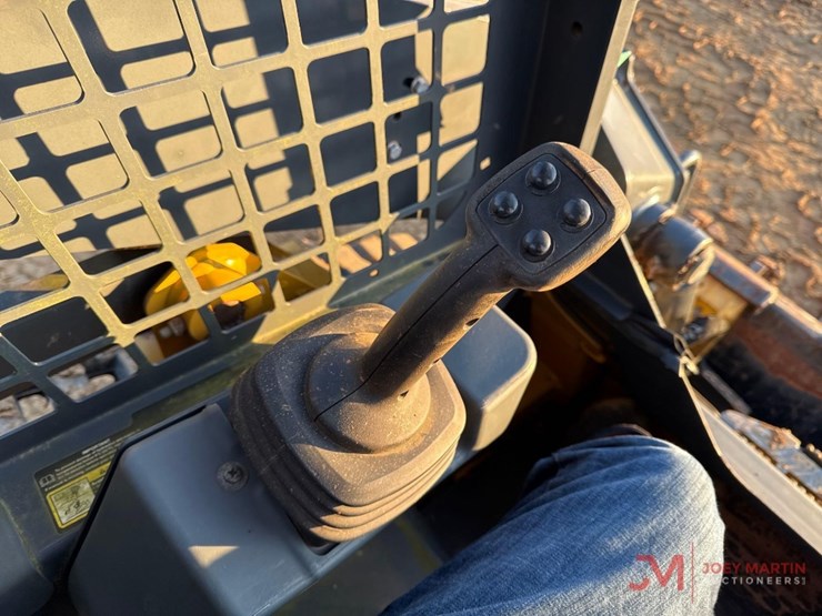 2022-deere-317g-image-12