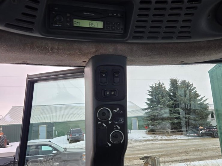 new-holland-tv145-image-19