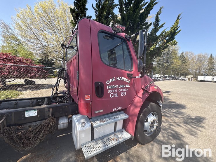 2004-freightliner-m2-106-image-14