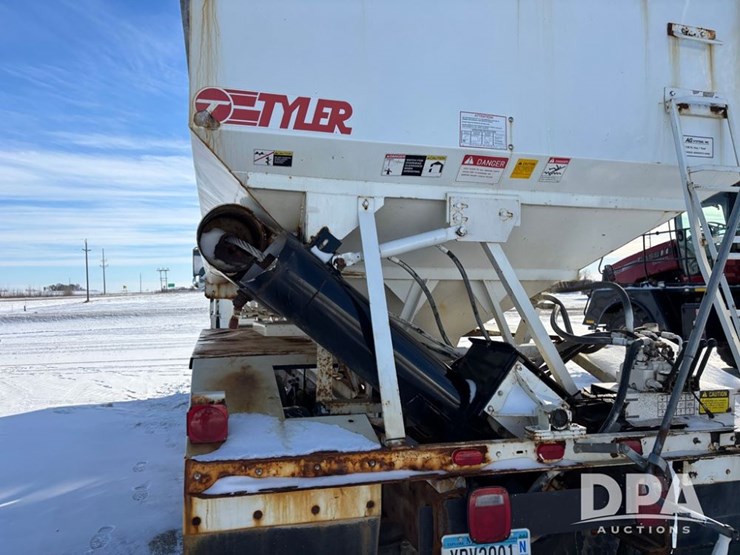 1998-freightliner-fl80-image-38