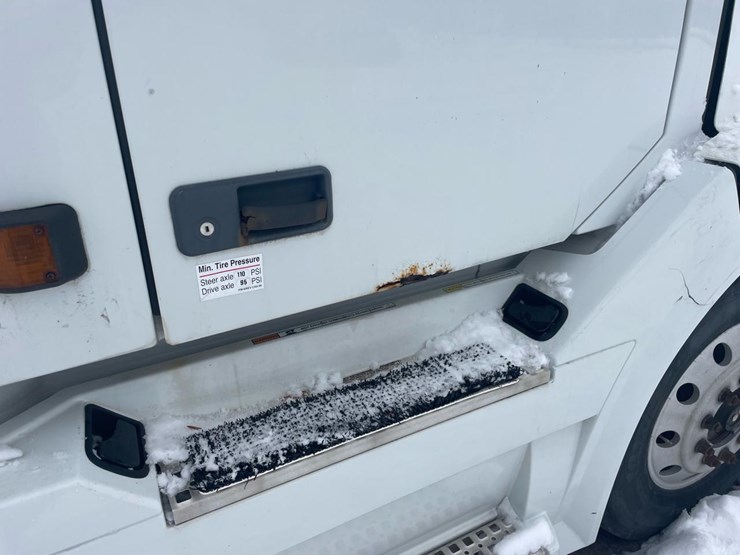 #149-•-2004-volvo-sleeper-semi-truck-image-28