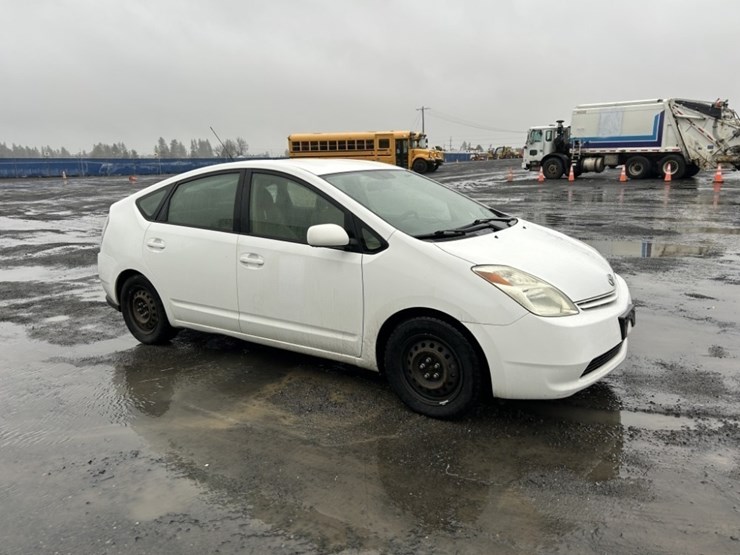 2004-toyota-prius-hybrid-sedan-image-7