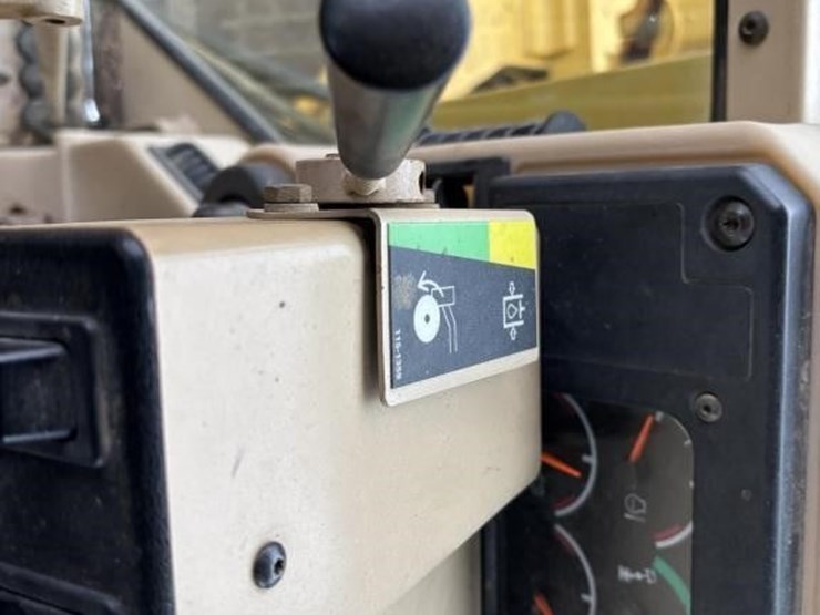 2005-caterpillar-143h-image-41