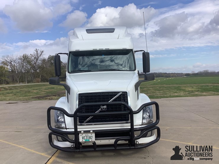 2015-volvo-vnl-t/a-truck-tractor-image-2