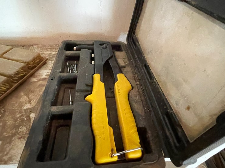 #3685-•-shelf-including-contents-image-11