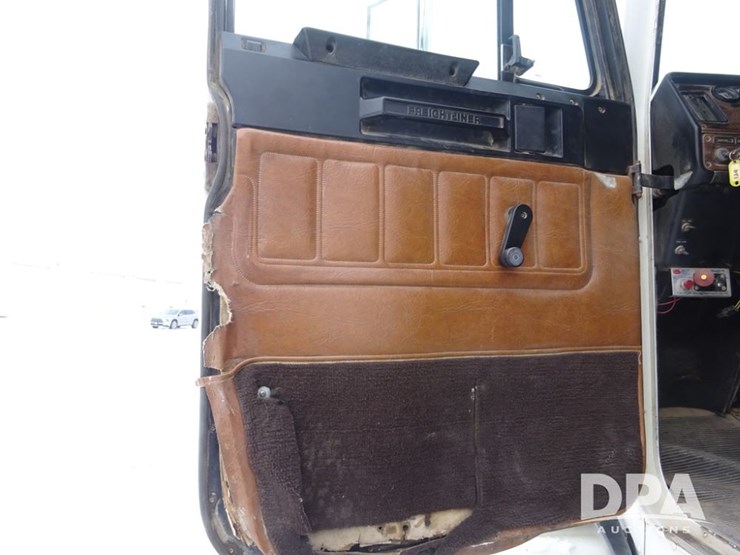 1994-freightliner-fld120-image-85