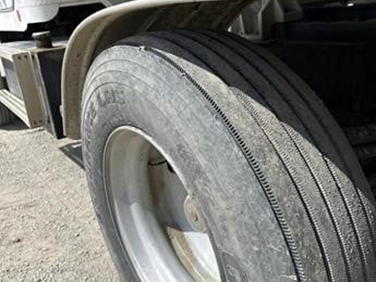 1985-freightliner-fld120-image-13