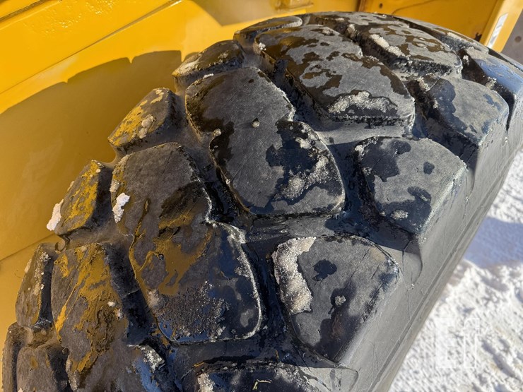 2011-deere-624k-image-15