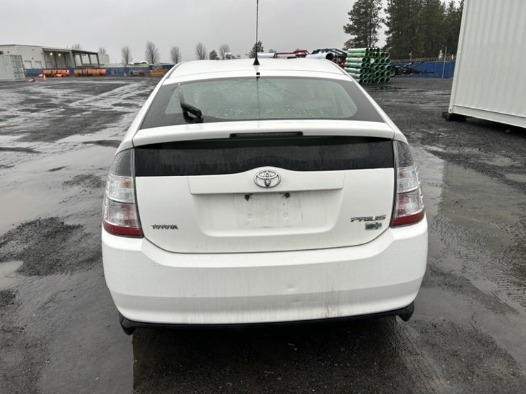 2004-toyota-prius-hybrid-sedan-image-4