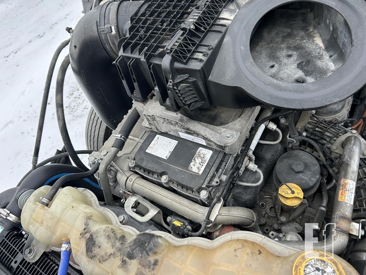 2019-freightliner-cascadia-126-image-9