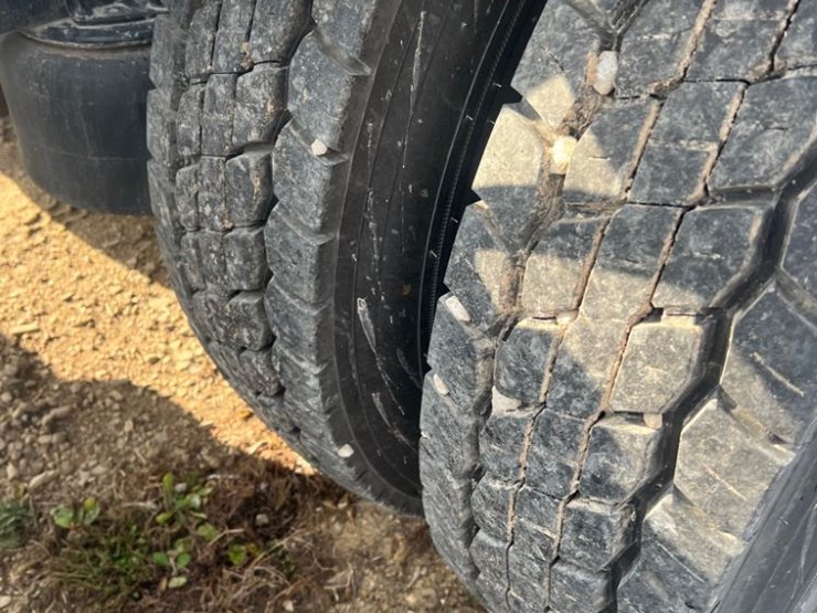 freightliner-columbia-112-image-9