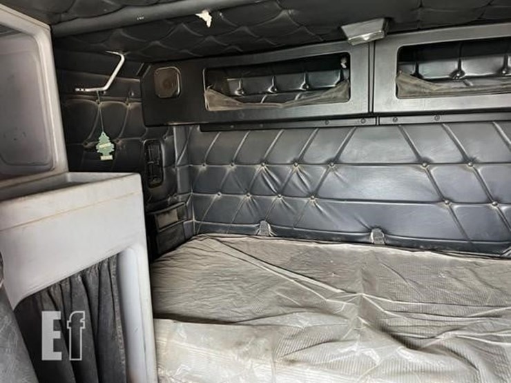 1997-freightliner-fld120-image-19