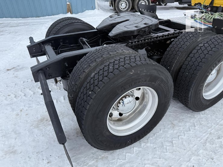 2016-freightliner-cascadia-125-image-11