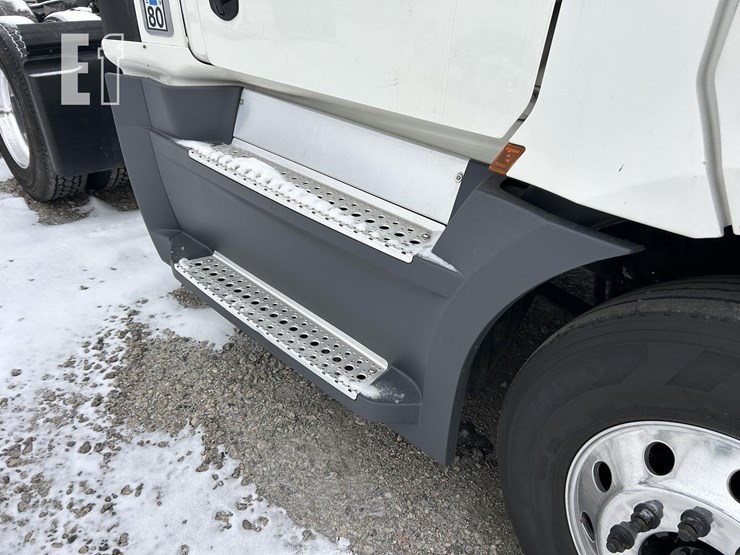 2019-freightliner-cascadia-126-image-15