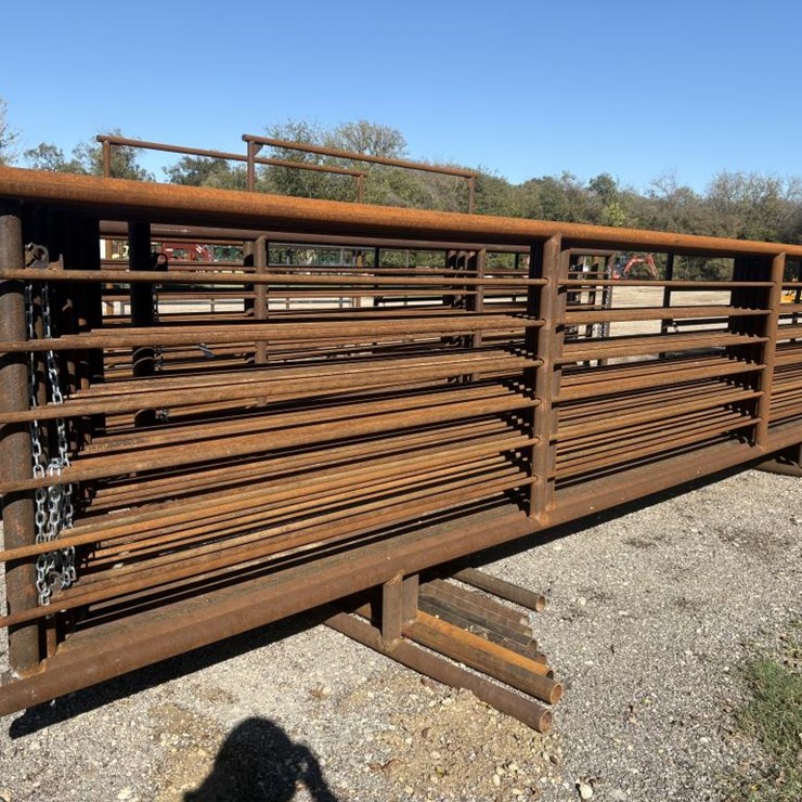 #41 • Freestanding Panels 24' w/ 12' Gate