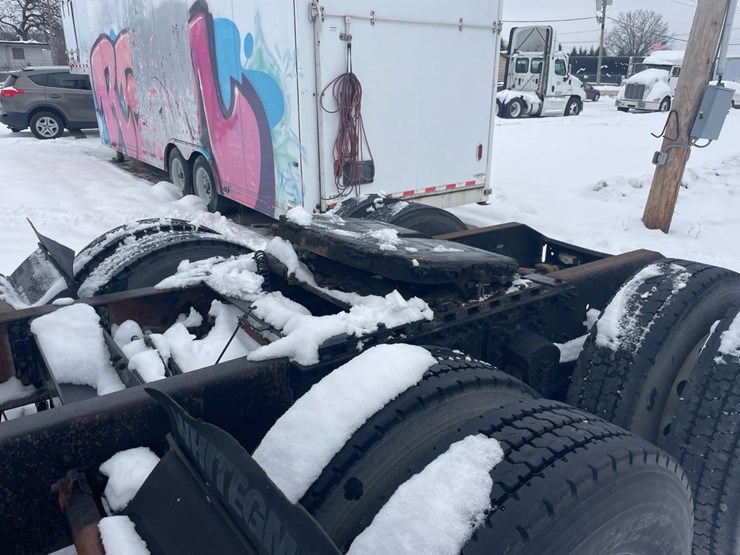 #149-•-2004-volvo-sleeper-semi-truck-image-16