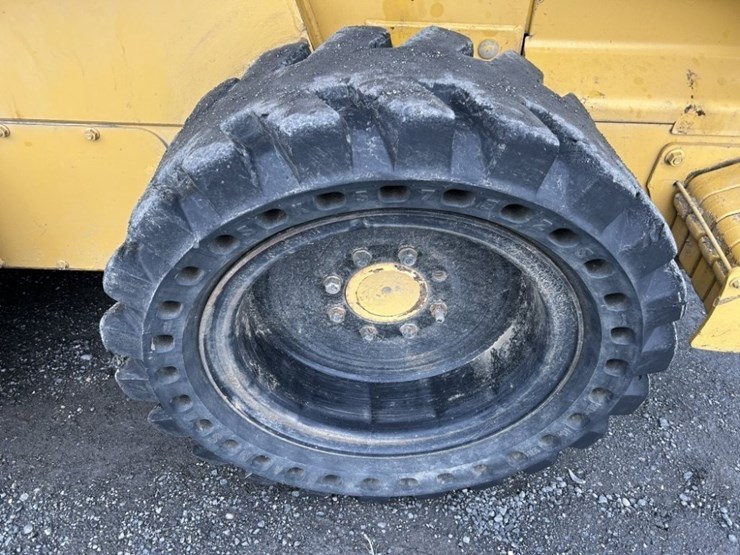 john-deere-332-image-17