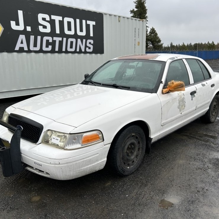 2004 Ford Crown Victoria Sedan