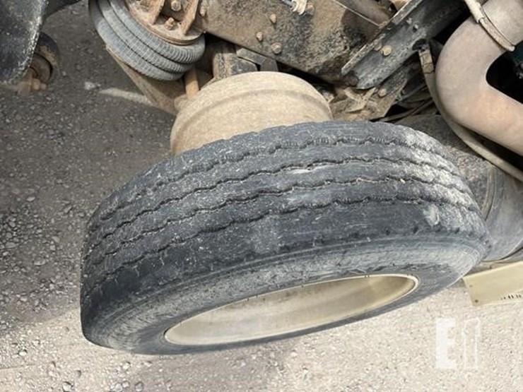 1997-freightliner-fld120-image-8