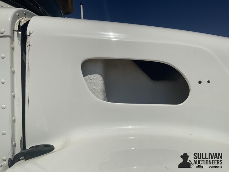 2017-peterbilt-348-image-18