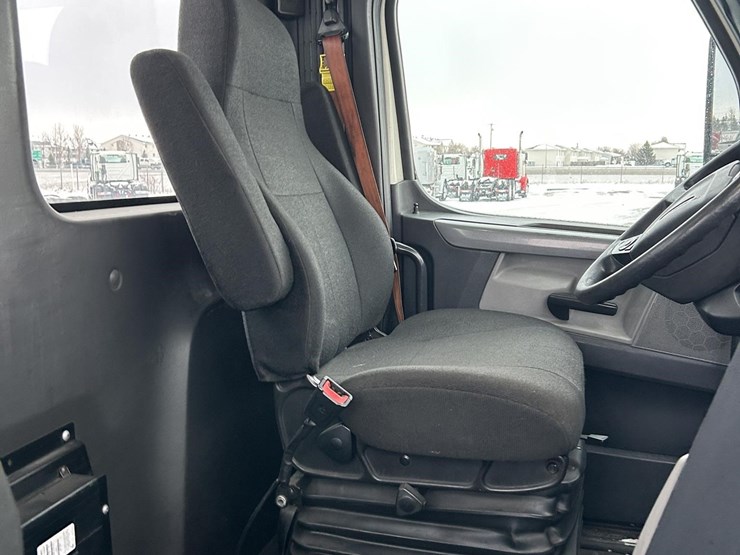 2019-freightliner-cascadia-126-image-20