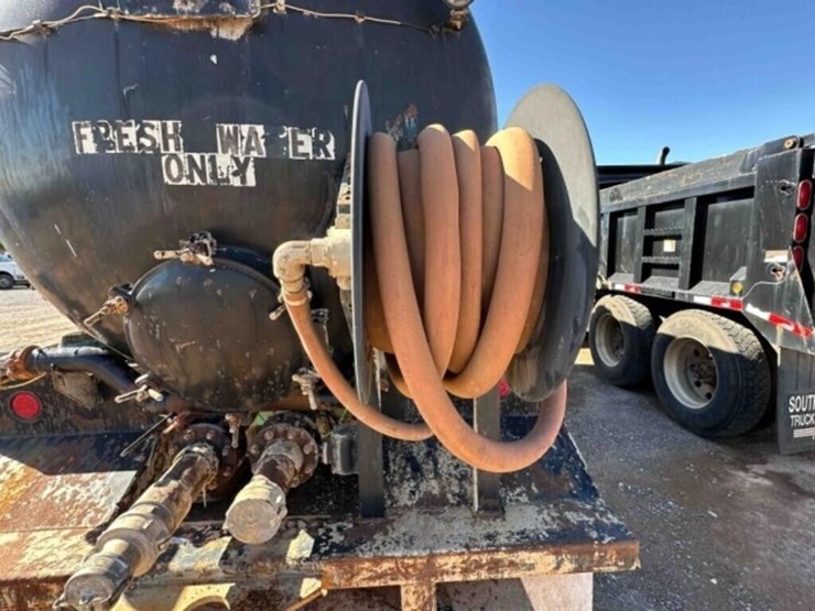 1996-freightliner-bobtail-water-truck-image-28