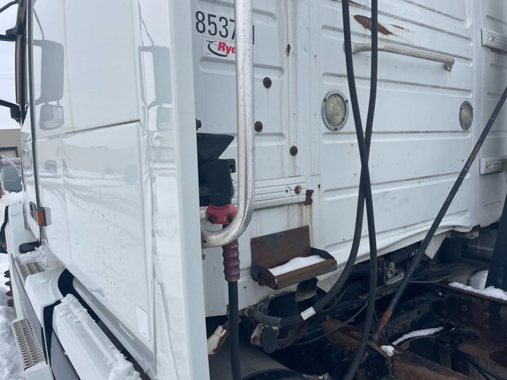 #149-•-2004-volvo-sleeper-semi-truck-image-14