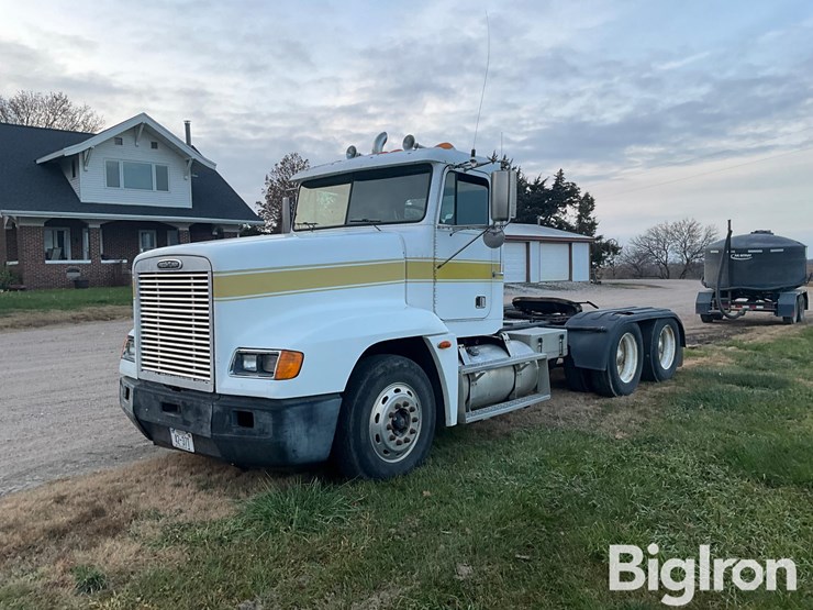 2001-freightliner-fld120-image-1