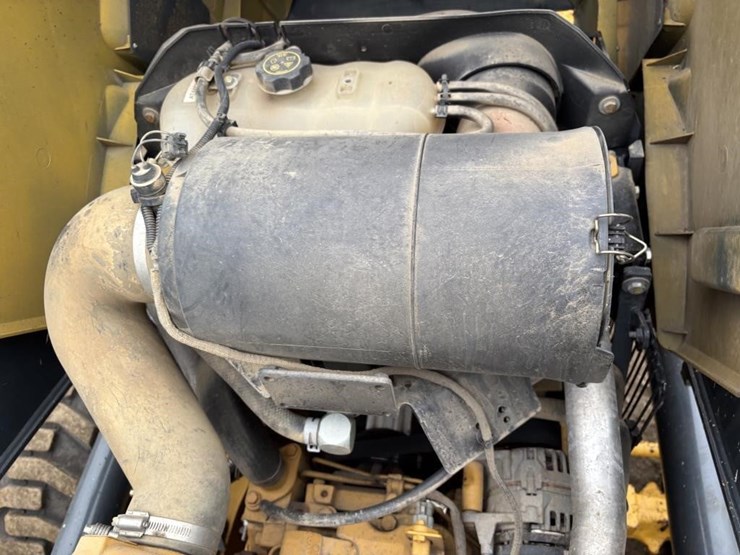 2017-deere-210l-image-44