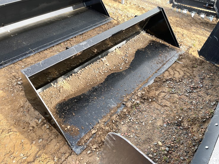 #2005-•-bucket-attachment-image-1