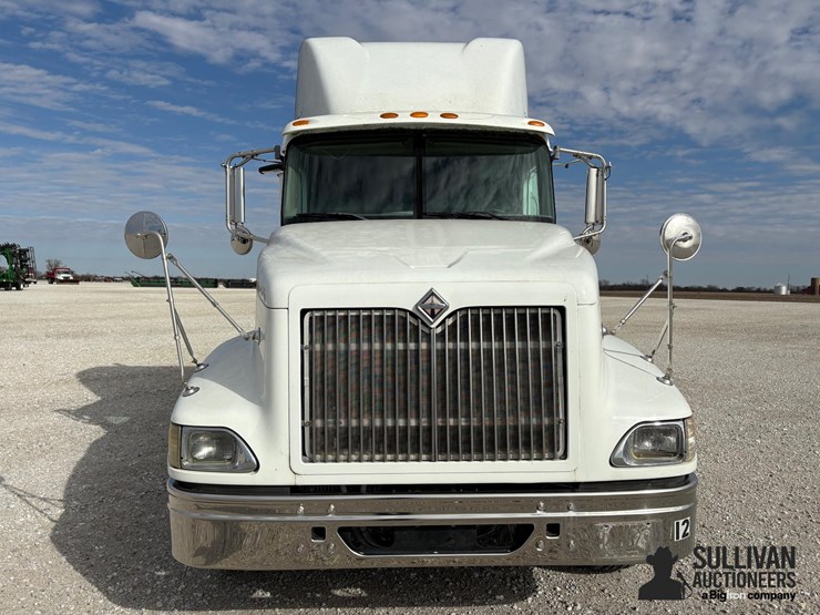 2006-international-9400i-t/a-sleeper-truck-tractor-image-2