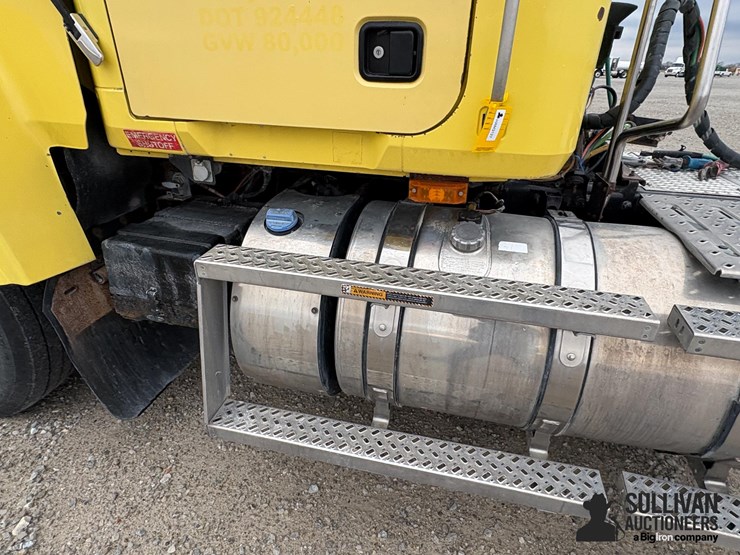 2013-mack-chu613-pinnacle-t/a-day-cab-truck-tractor-image-11