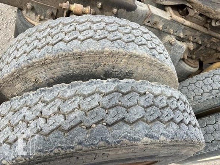 1997-freightliner-fld120-image-9