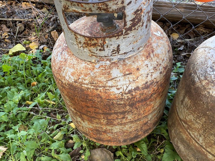 #3704-•-propane-tanks-image-3