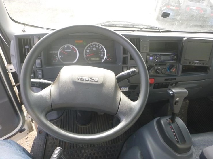 2016-isuzu-nrr-image-18