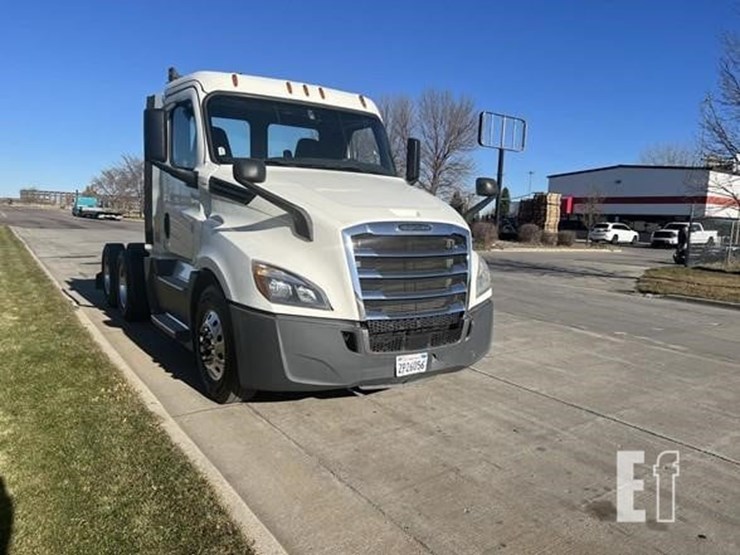 2019-freightliner-cascadia-126-image-3