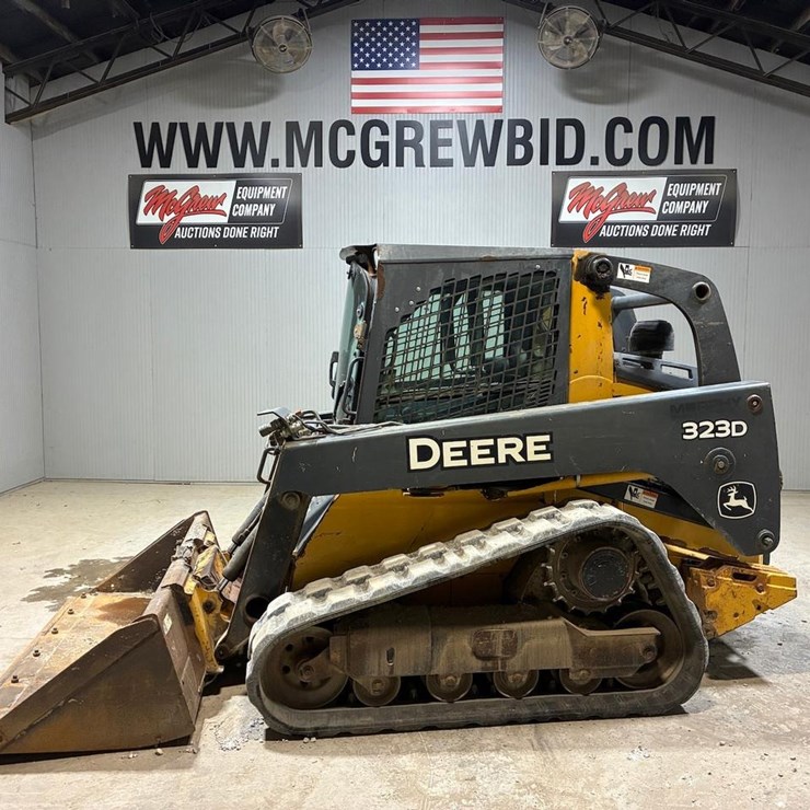 DEERE 323D