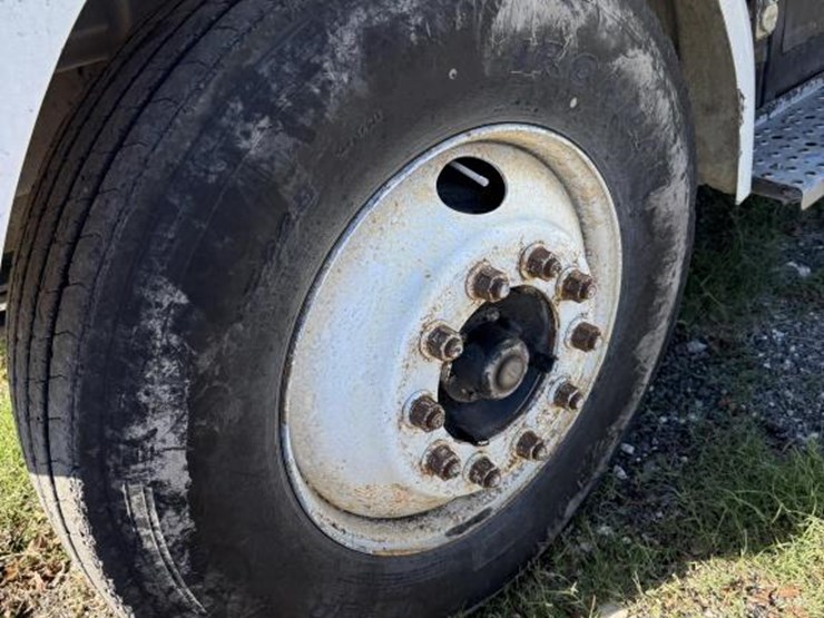 freightliner-fl70-image-17