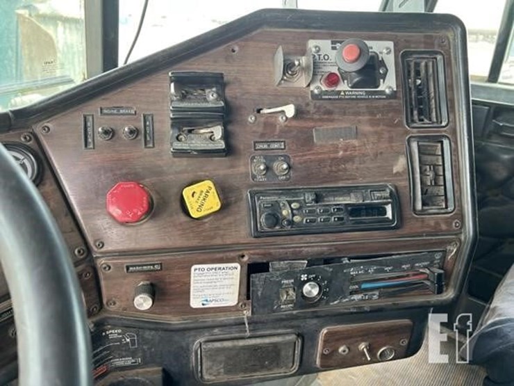 1997-freightliner-fld120-image-25