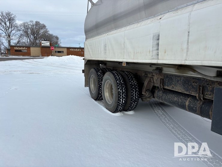 freightliner-114sd-image-53