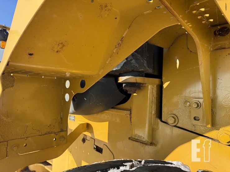 2011-deere-624k-image-32