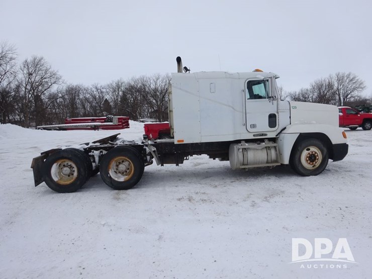 1994-freightliner-fld120-image-39