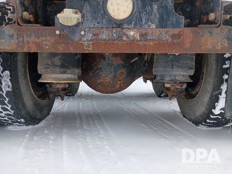 1996-freightliner-fld120-image-18