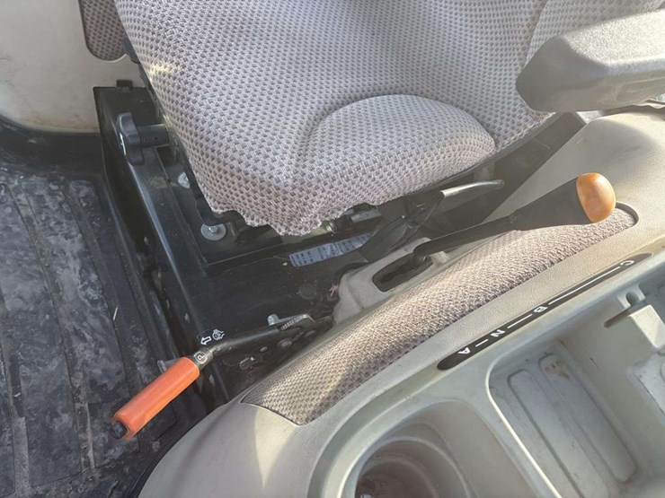 john-deere-4044r-loader-tractor-image-17