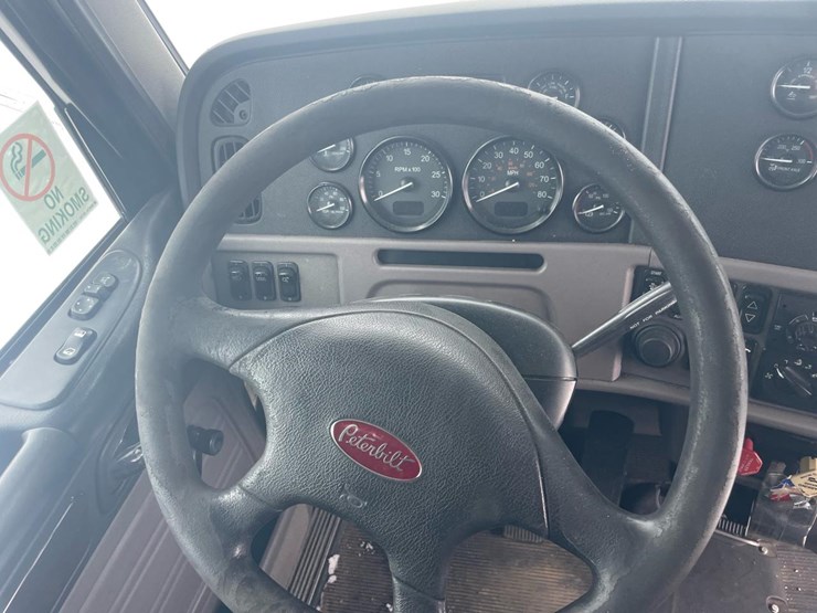 2012-peterbilt-384-image-34