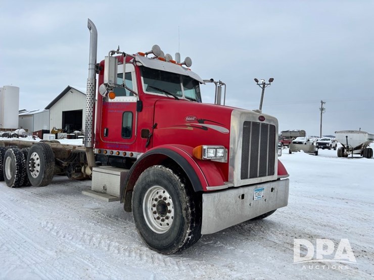peterbilt-365-image-26